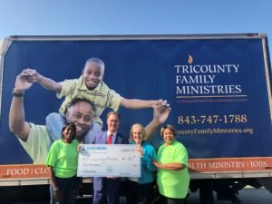 Donación del Fondo Comunitario 2018 de Tricounty Family Ministries con el abogado Malcolm Crosland