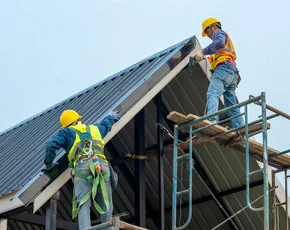 Trabajadores de la construcción terminando una casa South Carolina