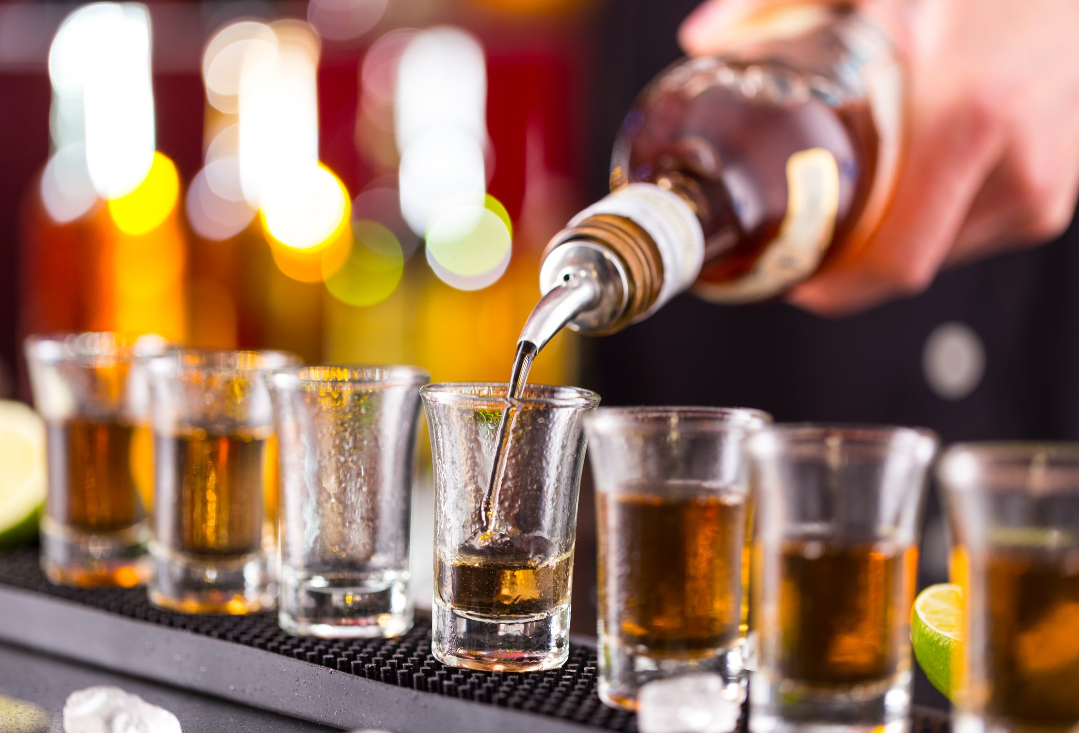 Los bares y restaurantes que atienden en exceso a clientes ebrios pueden ser responsables de las lesiones causadas por DUI.