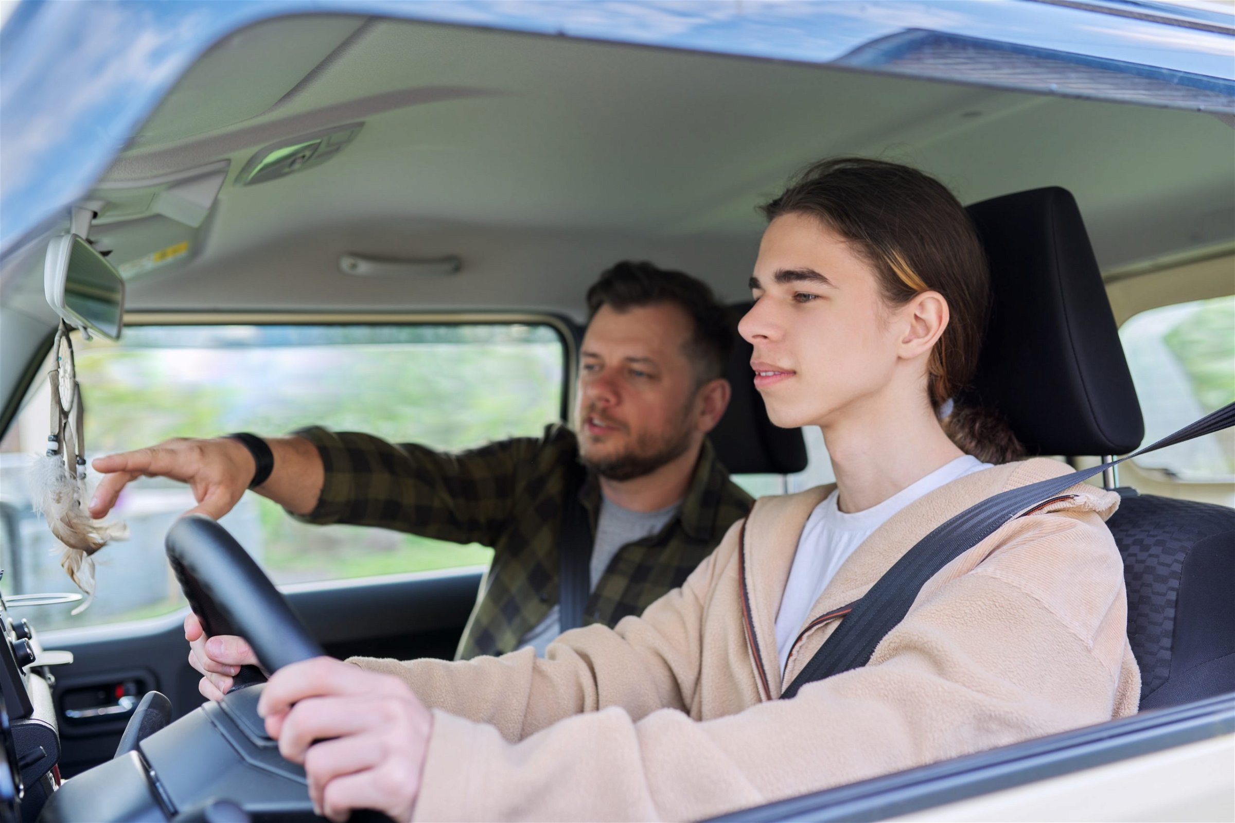 Cuando tienes un conductor adolescente, es probable que te preocupe mucho la seguridad de tu hijo en la carretera.