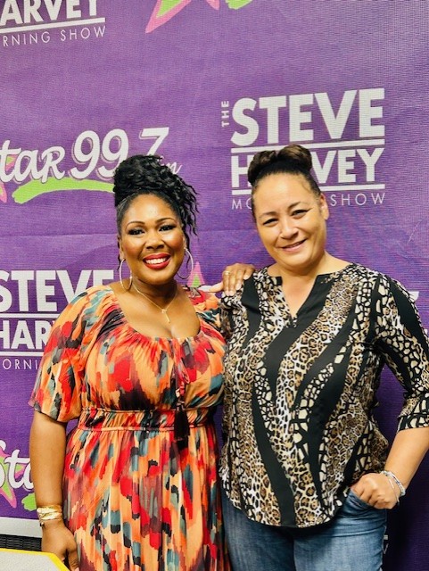 Belinda Parker y Melody Brown en el estudio de radio