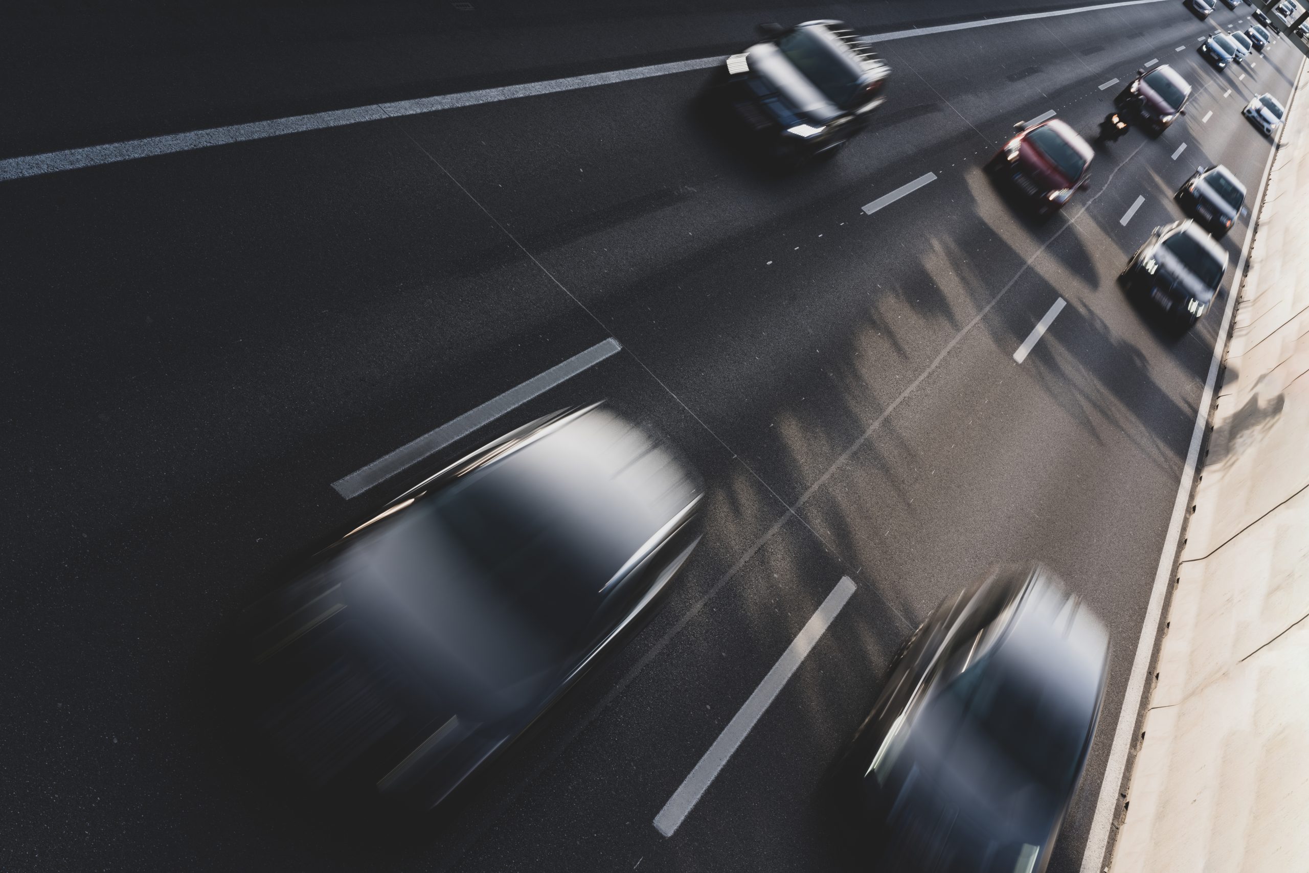 Conducir entre el tráfico pone en peligro a los conductores de South Carolina 5 Conducir zigzagueando entre el tráfico pone en peligro a todos los usuarios de la vía pública. Este comportamiento puede provocar lesiones graves.