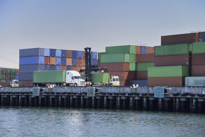 Una reclamación combinada de trabajador portuario y de compensación de trabajadores para un camionero de Charleston, SC herido en el puerto.