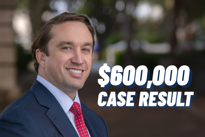 El abogado Wilson Jackson, de Steinberg Law Firm, ha conseguido recientemente un acuerdo por valor de $600.000 para una clienta que sufrió lesiones graves cuando una grúa de plataforma de la marca Freightliner la embistió por detrás en la US 17A.