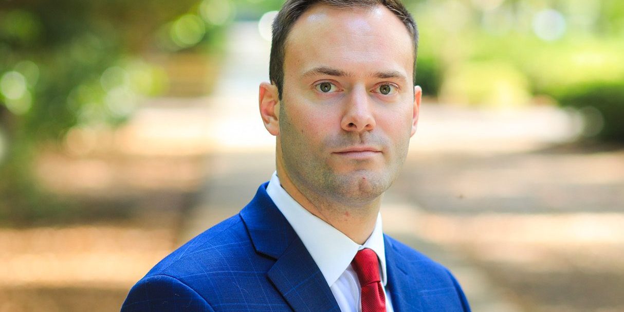 North Charleston, SC Abogado Adam Greene aseguró un $355,000 resultado del caso para un trabajador herido en un accidente mientras conducía su vehículo personal para el trabajo.