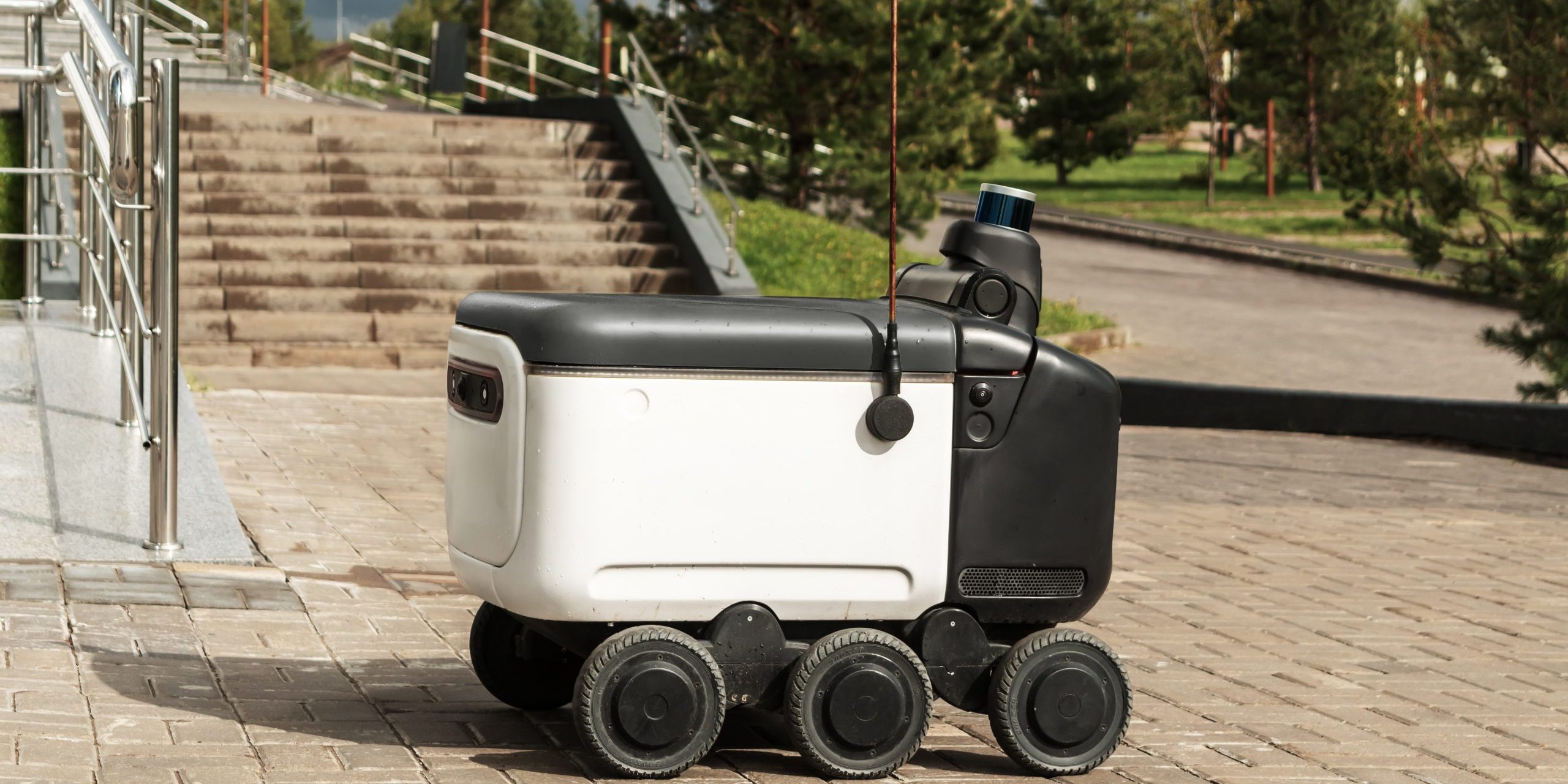 Si bien los robots de reparto prometen comodidad e innovación, también introducen nuevos riesgos para los peatones, ciclistas e incluso conductores.