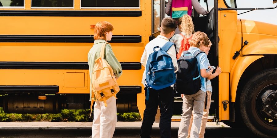 Niños subiendo a un autobús escolar South Carolina.